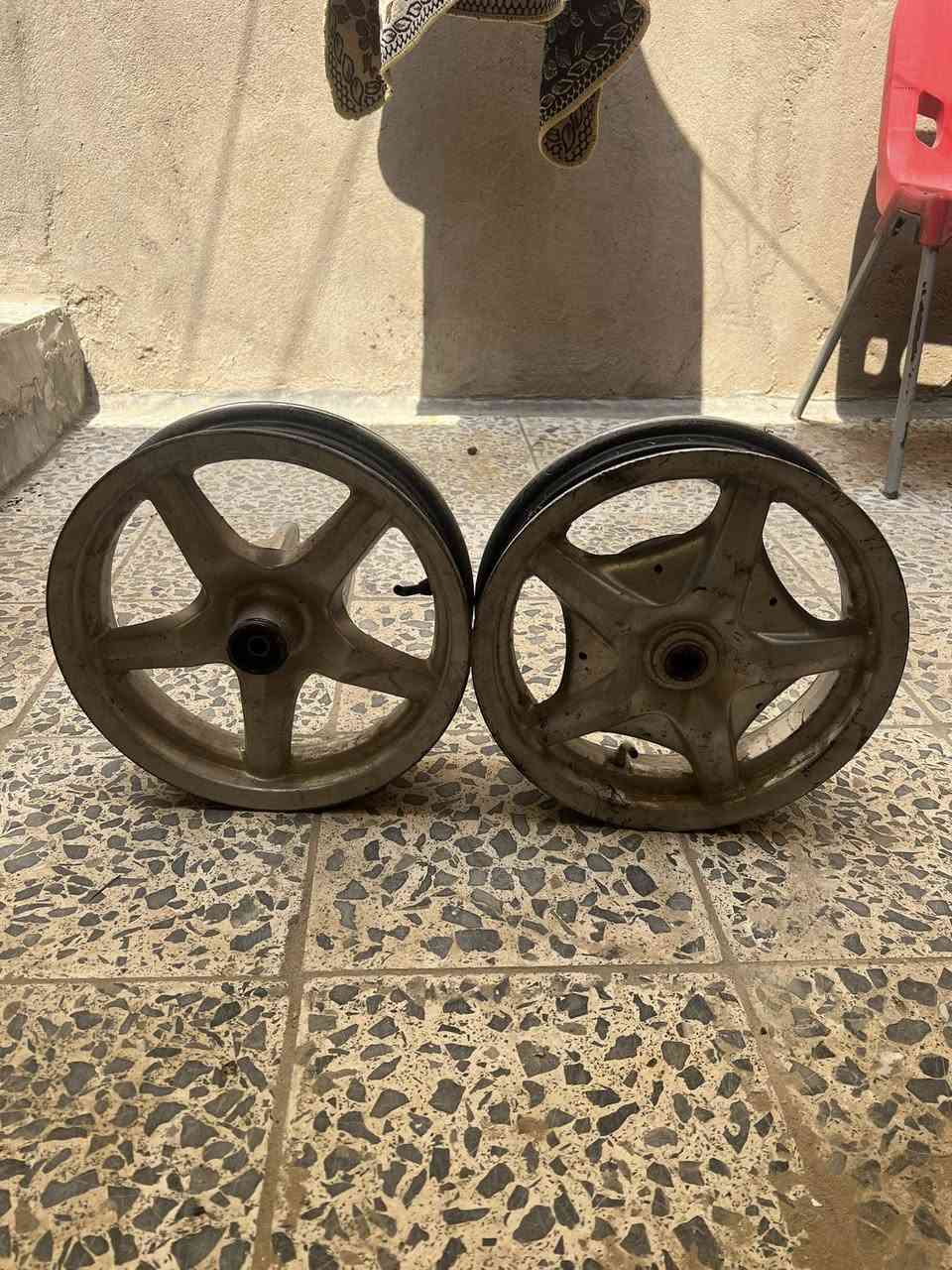 السلام عليكم غراض سكنس فحل للبيع
كفرات سكنس زرك تايوان 
(صفاحيات+گصة +سبايدر)
سوادات ملح  اصليات نضيفات 
بگلايت  سمائي اصلي نضيف
اشاير اصلي سمائي
وياله  فضي ترهم فحل وترهم لد بلاديات 
ايـي استفسار واتساب***********
