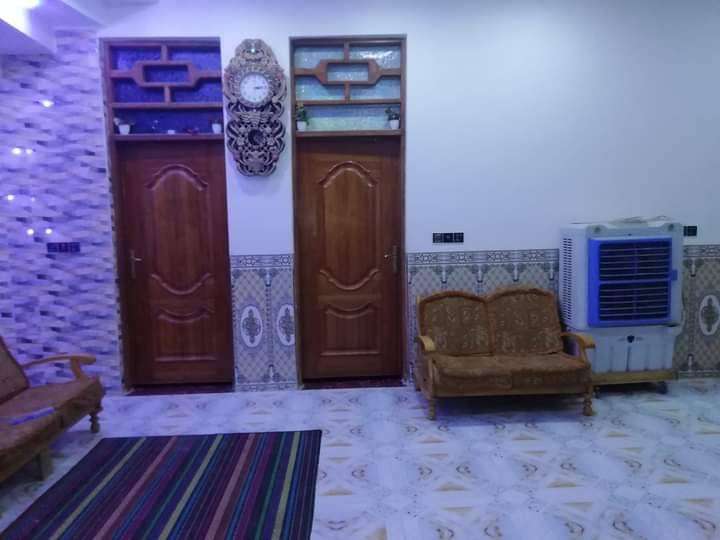 للبيع أو مراوس حسب القناعة
بيت طابق واحد مساحة ٢٠٠ بناء درجة أولى يتكون من غرفتين نوم وصالة و مطبخ واستقبال و صحيات داخلية و خارجية +ترك و منور .. الموقع الحكيم الأولى شارع عميد جادر أو شارع المدارس.. أي استفسار هذا رقم صاحب الدار ***********
