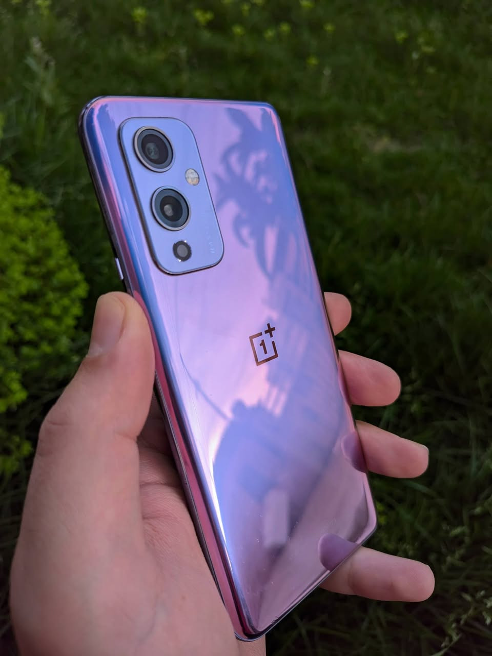 ❌❌❌ بيع فقط ❌❌❌

#𝗢𝗻𝗲𝗣𝗹𝘂𝘀_𝟵_𝟱𝗚
#ون_بلص_𝟵_العادي

📦 مع كفر ولاصق شاشة وشاحن  📦

💰 السعر : 𝟮𝟬𝟱  ألف 💰

📦 توصيل فقط 📦

[  يدعم 𝟭 سيم كارد - خط واحد ]

[المعالج]

 * العليا: 𝗤𝘂𝗮𝗹𝗰𝗼𝗺𝗺 𝗦𝗻𝗮𝗽𝗱𝗿𝗮𝗴𝗼𝗻 𝟴𝟴𝟴 𝟱𝗚 (تكنولوجيا 𝟱 نانومتر)، معالج رائد يقدم أداءً جباراً في الألعاب الثقيلة مثل 𝗣𝗨𝗕𝗚 و 𝗚𝗲𝗻𝘀𝗵𝗶𝗻 𝗜𝗺𝗽𝗮𝗰𝘁.

 * معالج الرسوميات: 𝗔𝗱𝗿𝗲𝗻𝗼 𝟲𝟲𝟬، يضمن تجربة بصرية سلسة جداً مع استقرار عالي في الفريمات.

 * الرام: 𝟴𝗚𝗕 من نوع 𝗟𝗣𝗗𝗗𝗥𝟱 السريع جداً في نقل البيانات.

 * التخزين: 𝟭𝟮𝟴𝗚𝗕 من نوع 𝗨𝗙𝗦 𝟯.𝟭 (سرعة فائقة في فتح التطبيقات ونقل الملفات).

 * نظام التشغيل: أندرويد 𝟭𝟰 مع واجهة 𝗢𝘅𝘆𝗴𝗲𝗻𝗢𝗦، وهي الواجهة الأسرع والأكثر سلاسة واستقراراً في عالم الأندرويد.

[الشاشة]

 * النوع: 𝗙𝗹𝘂𝗶𝗱 𝗔𝗠𝗢𝗟𝗘𝗗 تدعم 𝟭 مليار لون.

 * المقاس: 𝟲.𝟱𝟱 إنش بدقة 𝗙𝗛𝗗+.

 * معدل التحديث: 𝟭𝟮𝟬𝗛𝘇 (يوفر استجابة فورية ونعومة تامة في الاستخدام).

 * الحماية: طبقة 𝗖𝗼𝗿𝗻𝗶𝗻𝗴 𝗚𝗼𝗿𝗶𝗹𝗹𝗮 𝗚𝗹𝗮𝘀𝘀 𝟱.

 * الميزات: تدعم 𝗛𝗗𝗥𝟭𝟬+ وسطوع عالٍ يصل إلى 𝟭𝟭𝟬𝟬 𝗻𝗶𝘁𝘀، مع دقة ألوان واقعية جداً بفضل التعاون مع 𝗛𝗮𝘀𝘀𝗲𝗹𝗯𝗹𝗮𝗱.

[الكاميرات] (بالتعاون مع 𝗛𝗮𝘀𝘀𝗲𝗹𝗯𝗹𝗮𝗱)

 * الخلفية (ثلاثية):

 * الأساسية: 𝟰𝟴𝗠𝗕 بمستشعر 𝗦𝗼𝗻𝘆 𝗜𝗠𝗫𝟲𝟴𝟵، تقدم تفاصيل غنية وألواناً طبيعية.

 * الزاوية الواسعة: 𝟱𝟬𝗠𝗕 (مستشعر 𝗦𝗼𝗻𝘆 𝗜𝗠𝗫𝟳𝟲𝟲) مع عدسة "𝗙𝗿𝗲𝗲𝗳𝗼𝗿𝗺" لمنع تشوه الصورة عند الأطراف، وتدعم تصوير الـ 𝗠𝗮𝗰𝗿𝗼.

 * العزل/أبيض وأسود: 𝟮𝗠𝗕 لإضافة عمق وتفاصيل فنية للصور.

 * تصوير الفيديو: يدعم تسجيل فيديو احترافي بدقة 𝟴𝗞 بمعدل 𝟯𝟬 إطار، و 𝟰𝗞 بمعدل يصل لـ 𝟲𝟬 إطار.

 * الأمامية (𝗦𝗲𝗹𝗳𝗶𝗲): بدقة 𝟭𝟲𝗠𝗕 بمستشعر 𝗦𝗼𝗻𝘆 𝗜𝗠𝗫𝟰𝟳𝟭، تدعم الـ 𝗔𝘂𝘁𝗼-𝗛𝗗𝗥 وتصوير فيديو 𝟭𝟬𝟴𝟬𝗽.

[البطارية والشحن]

 * سعة البطارية: 𝟰𝟱𝟬𝟬𝗺𝗔𝗵.

 * الشحن السريع: تقنية 𝗪𝗮𝗿𝗽 𝗖𝗵𝗮𝗿𝗴𝗲 𝟲𝟱𝗧 بقوة 𝟲𝟱 واط (يشحن من 𝟭% إلى 𝟭𝟬𝟬% في حوالي 𝟮𝟵 دقيقة فقط).

 * الشحن اللاسلكي: يدعم الشحن اللاسلكي بقوة 𝟭𝟱 واط.

[الإضافات والخامات]

 * الخامات: ظهر من الزجاج المحمي بـ 𝗚𝗼𝗿𝗶𝗹𝗹𝗮 𝗚𝗹𝗮𝘀𝘀 𝟱 مع إطار بلاستيكي متين بلمسة فاخرة.

 * الصوت: سماعات 𝗦𝘁𝗲𝗿𝗲𝗼 مزدوجة مع دعم تقنية 𝗗𝗼𝗹𝗯𝘆 𝗔𝘁𝗺𝗼𝘀 لصوت محيطي واضح.

 * البصمة: مدمجة تحت الشاشة (بصري) سريعة جداً ودقيقة.

 * الاتصال: يدعم 𝟱𝗚، 𝗪𝗶-𝗙𝗶 𝟲، 𝗕𝗹𝘂𝗲𝘁𝗼𝗼𝘁𝗵 𝟱.𝟮، و 𝗡𝗙𝗖.

 * مقاومة الماء: مقاوم لرزاذ الماء والغبار (تصميم محكم).


**إذا كنت صاحب هذا الإعلان وتريد حذفه لأي سبب، رجاءا أرسل رسالة إلى الدعم الفني**