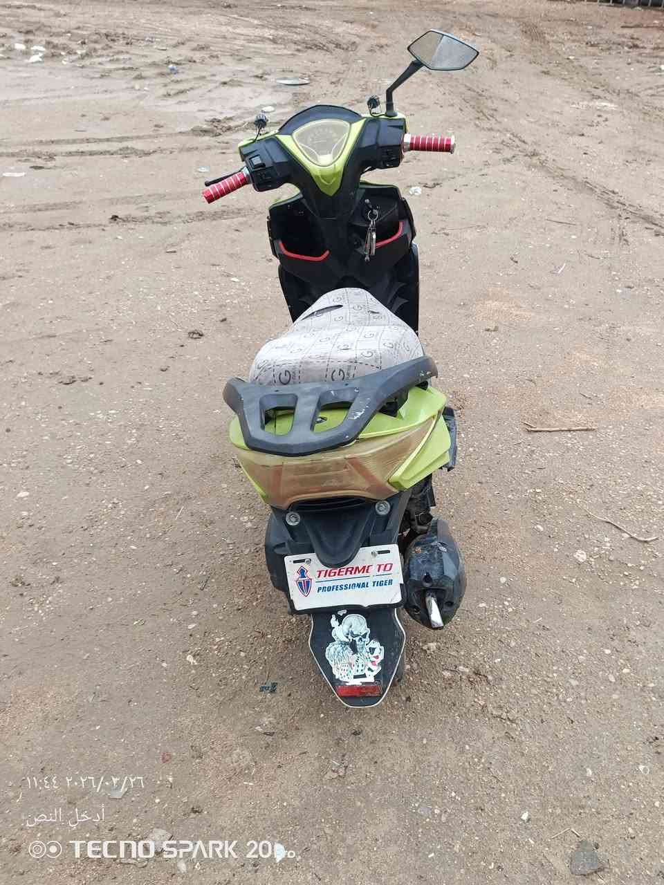 السلام عليكم دراجه سكنز للبيع جاهزه كهربائياته كلها شغاله ماكينه بيها دخان تخم تاير جديد كلجات  جدد كابريتر جديد السعر 175 وبيها مجال ***********
