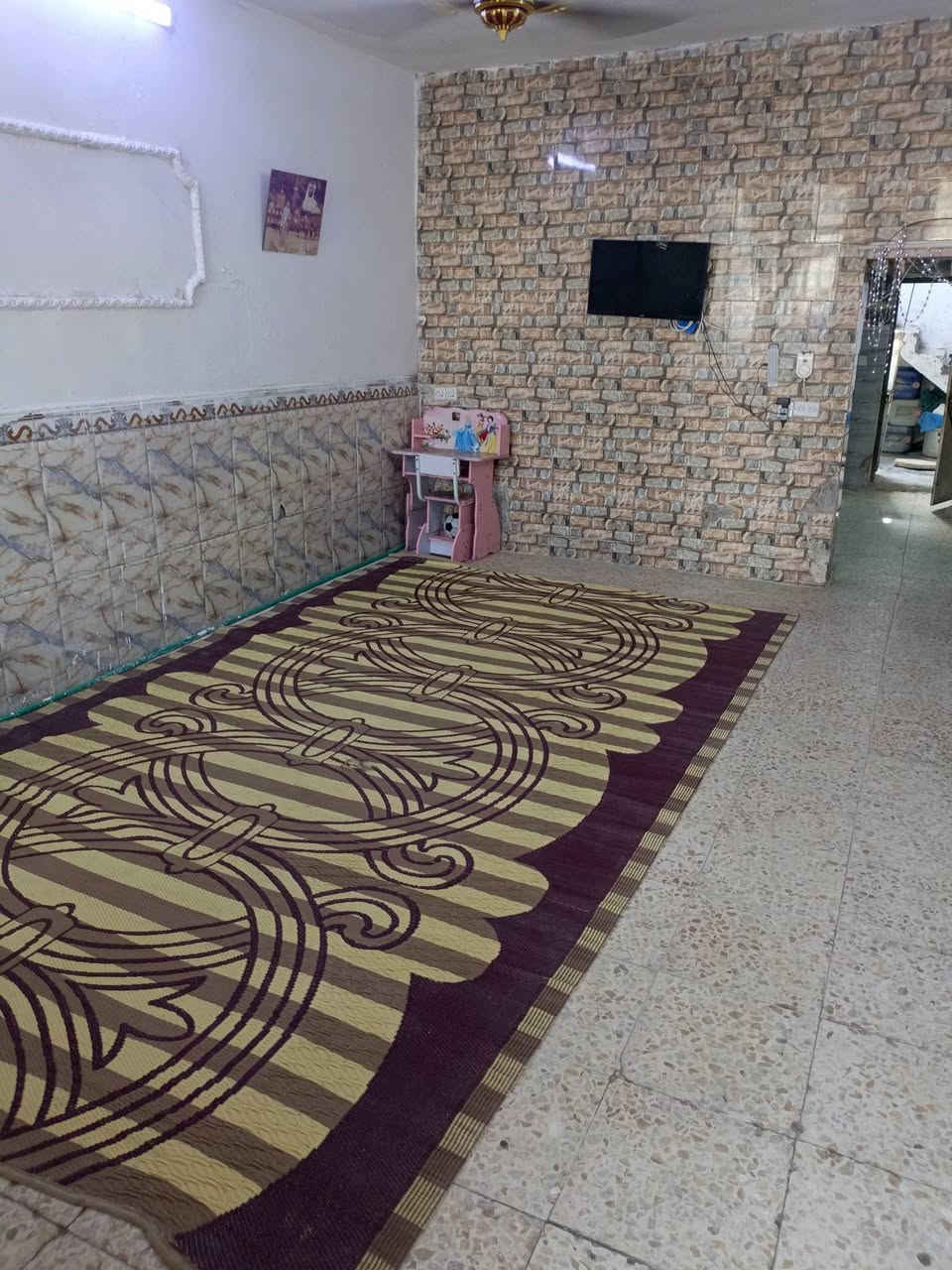 السلام عليكم بيت للبيع منطقة الحميديه فرع السوق القديم المساحه 240 متر كهرباء ومياه  وتبليط السعر 50 بي مجال الرقم ***********
