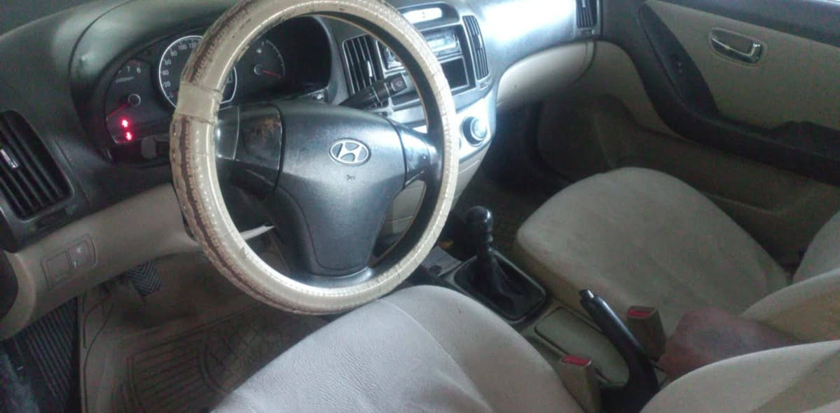 ئەلنترا گێر عادی مۆدیل 2011 یەک دەرکای رەشە لەکەل هەردوو دۆسەکەی سبوغە  سەنەوی تا مانکی 10نوییەە
ناو نیشان تەق تەق 
سحری 105گەلا 
ژ.م***********
