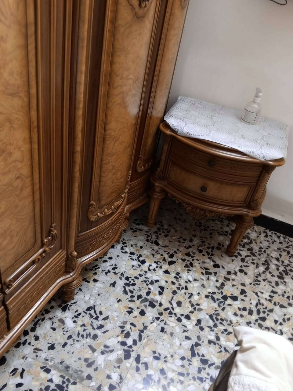 غرفه نوم للبيع ثقيل العنوان بغداد التواصل واتساب ***********
