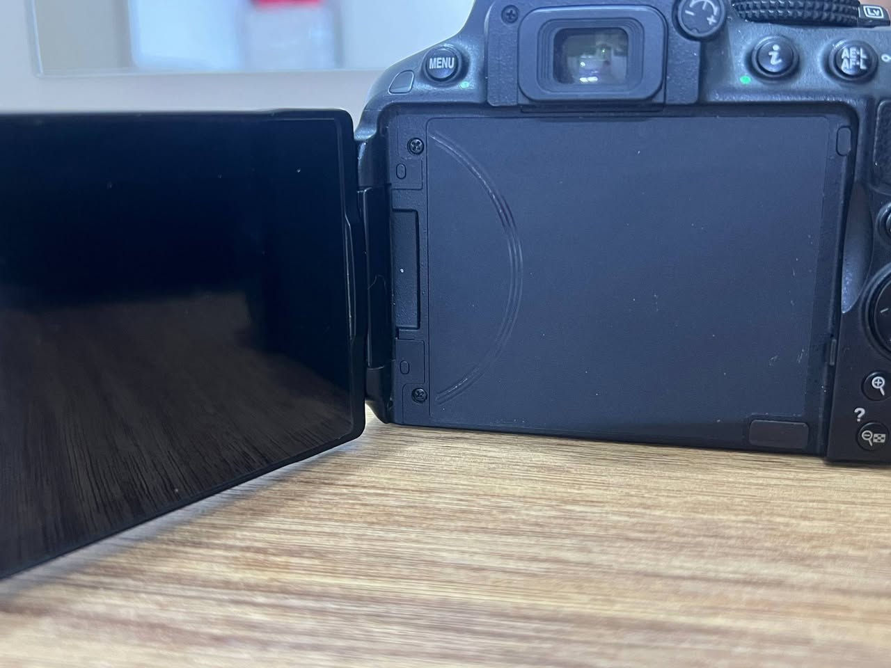 مستعجلين بيعتها
كاميرا Nikon D5300 تعطيك صورة نظيفة وألوان طبيعية بدون تعب ✨

🔹 دقة عالية 24MP – تفاصيل واضحة حتى بالتكبير
🔹 تصوير فيديو Full HD – مناسب للفيديوهات اليومية
🔹 شاشة متحركة – مثالية للسيلفي والتصوير بزوايا صعبة 🤳
🔹 تركيز سريع 39 نقطة – ما يفوتك أي لقطة
🔹 أداء قوي بالليل (ISO عالي) – تصوير واضح حتى بالإضاءة الضعيفة 🌙
🔹 واي فاي مدمج – تنقل الصور للموبايل بسرعة 📲

✔️ HDR يعطيك صور احترافية بدون تعديل
✔️ فلاش مدمج
✔️ مدخل مايك + HDMI

🔥 مناسبة للمبتدئين واللي يريدون يدخلون عالم التصوير بقوة بدون تعقيد

💥 خيار ذكي بسعر مناسب وجودة قوية


**إذا كنت صاحب هذا الإعلان وتريد حذفه لأي سبب، رجاءا أرسل رسالة إلى الدعم الفني**