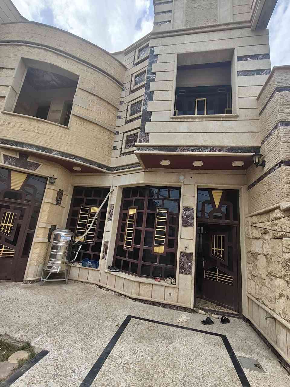 يالله 
بيت للبيع  في الفلوجه الجغيفي الثانيه 
المساحه 250م 
مكون من اربع غرف نوم 
ومطبخ حار بارد 
وهول ودوانيه وصاله 
مجموعه صحيه فوك وجوه وخارجيه 
مناور ثنين 
التواصل ***********
