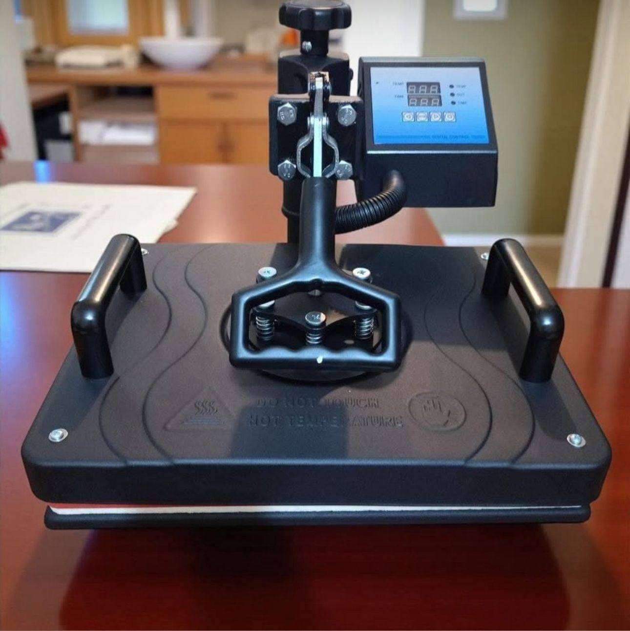 مشروع كامل متكامل 
طباعه على القماش والملابس والكلاصات والشفقات وباقي الاشياء 
طابعه epson جديده بالكارتون غير مستعمله
مكبس حراري جديد بلكارتون غير مستعمل 
السعر المطلوب 450 الف قفل 
للعلم سعر الشركة 600 الف
سبب البيع عدم التفرغ 
المكان النجف 
للاستفسار / ***********
