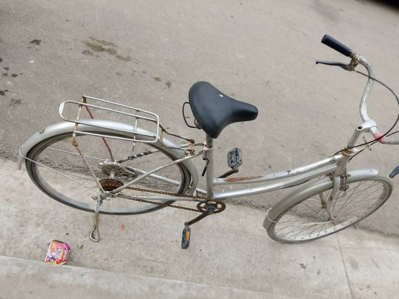 سلام عليكم بايسكل بناتي نضيف وكامل مكمل حجم26بريكات كامله وياله عدله بس تايرات نازله متروك وكامل سعره35مكاني حي الجهاد بغداد بي مجال*********** مستعجل مستعجل علبيع
