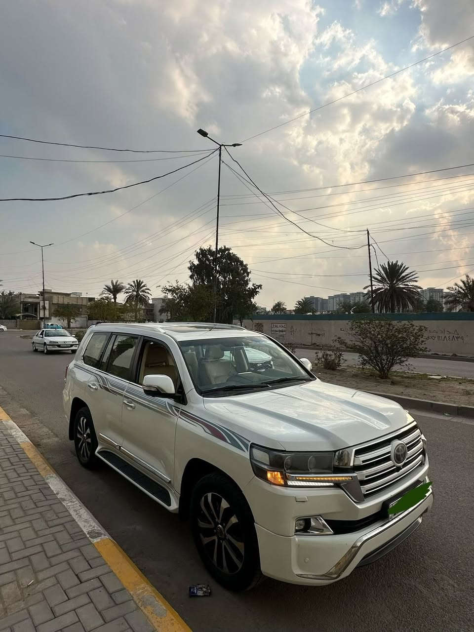 لاندكروز للبيع موديل 2017 وايت ادشن فووولل للاخير ساز 
المواصفات 
1 كامرات 360 درجه عدد4 كامرات 
2 محرك 4300 V8
3 فتحة سقف 
4 حساسات اماميه وخلفيه 
5 مرايه قلابه +اشاير بالمري + تبريد 3 قطع + ثلاجه 
6 بعد اكو مواصفات خير من الله ما تنذكر 
السياره كفاله عامه 
 ويوجد بارد خفيف جداً ومرجعينه PDR 
السياره قبل سبوع مسويلها ادمه كامله وتخم تاير جديد  
كير مكينه كفاله وخير من الله
السعر 480 وبيها مجال للطيبين 
مكاني: بغداد 
للاستفسار***********
