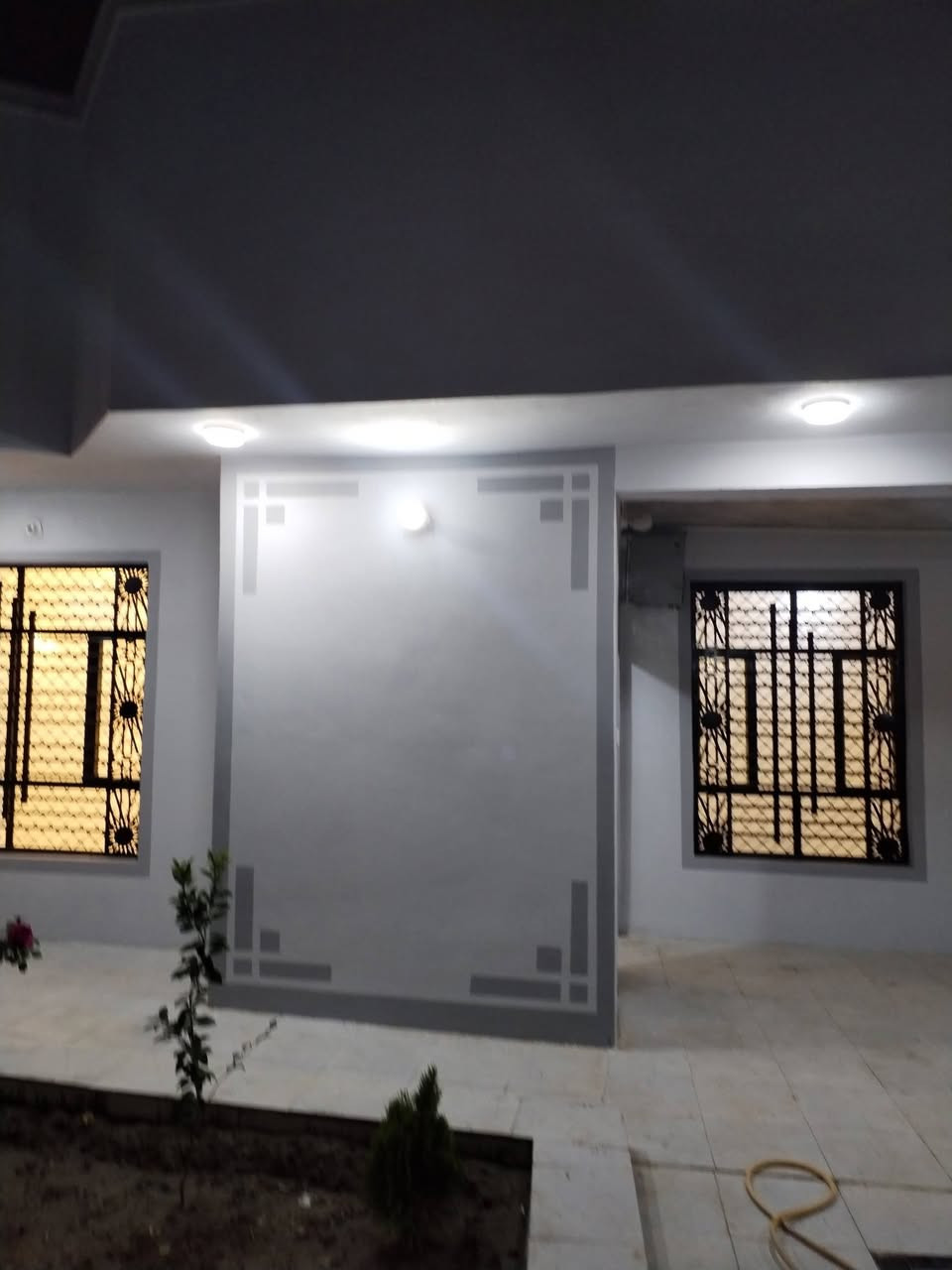 دار طابوا صرف مساحه ٢٢٠متر طابقين ٣غرف نوم مع صاله كبيره هول مجمع صحيات حديقه كراج سياره موقع ممتاز كافه الخدما طويريج حي الشهداء الشارع العريض فرع ٤ تفاصيل على الخاص مكتب حيدر للعقار *********** السعر ١٦٠ مليون مع المجال بسيط
