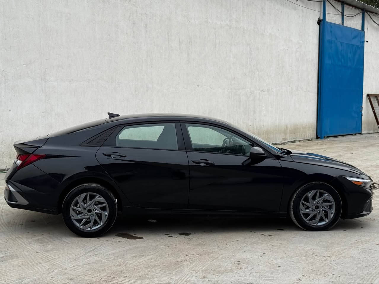 النترا 2025 كلين كلين بدون صبغ 
محرك 2000 دوش 
عداد مشي : 19 الف 
وارد اميركا 

مواصفات 
1_ بصمه 
2_ تشغيل عن بعد 
3_ بصمه ابواب مع ترحيب 
4_ بصمه جنطه 
5_ لد امامي مع عدسات زنون 
6_ نقط عمياء 
7_ رادار امامي خلفي وجانبي 
8_ عدادات الكترونيه 
9_ لد داخلي ابواب ودشبول متغير اللون 
10_ حساسات اوتو ستوب 
11_ كامره خلفيه وكامره رادار 
12_ شاشه اعطال 
13_ فول تحكم ستيرن مع قياده ذاتيه 
14_مود درايف تغير وضعيات القياده عدد 3
15_ مانع انزلاق
16- لد داخلي 

مرقم اربيل كامل تحويل مباشر 
السياره بدون صبغ ومكفوله فقط pdr الجاملغ الخلفي
السعر ١٦٩
*********** بغداد, العراق
