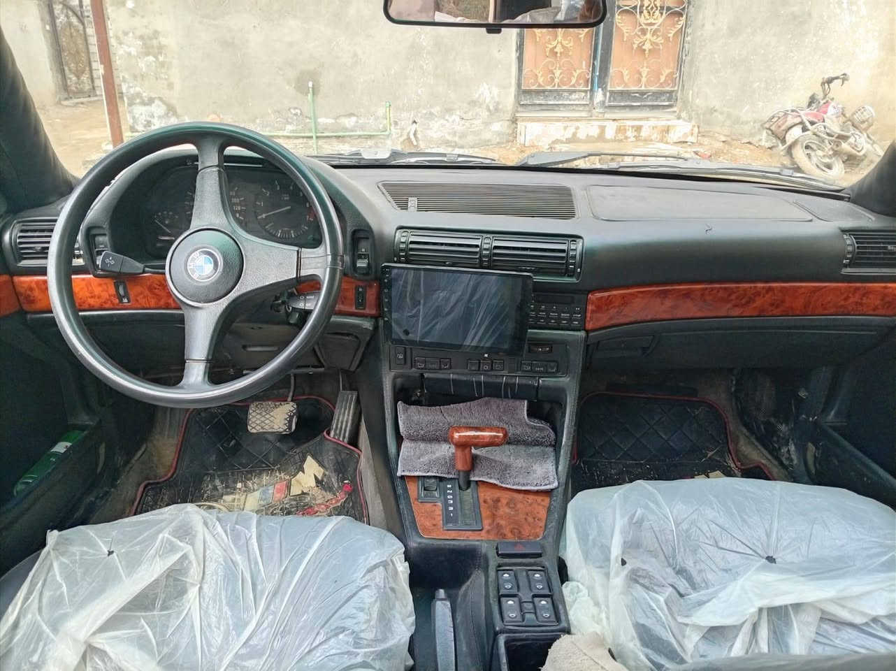 السلام عليكم بي ام للبيع موديل 90 رقم انكليزي بأسمي سنويه لل31 بيع او مروس بجمسي سياره خير من الله كهربائيات كله شغاله ترايك وين ميعجبك تخم تاير جديد  للعنوان كربلاء طويريج السعر 55 هذا رقمي  ***********
