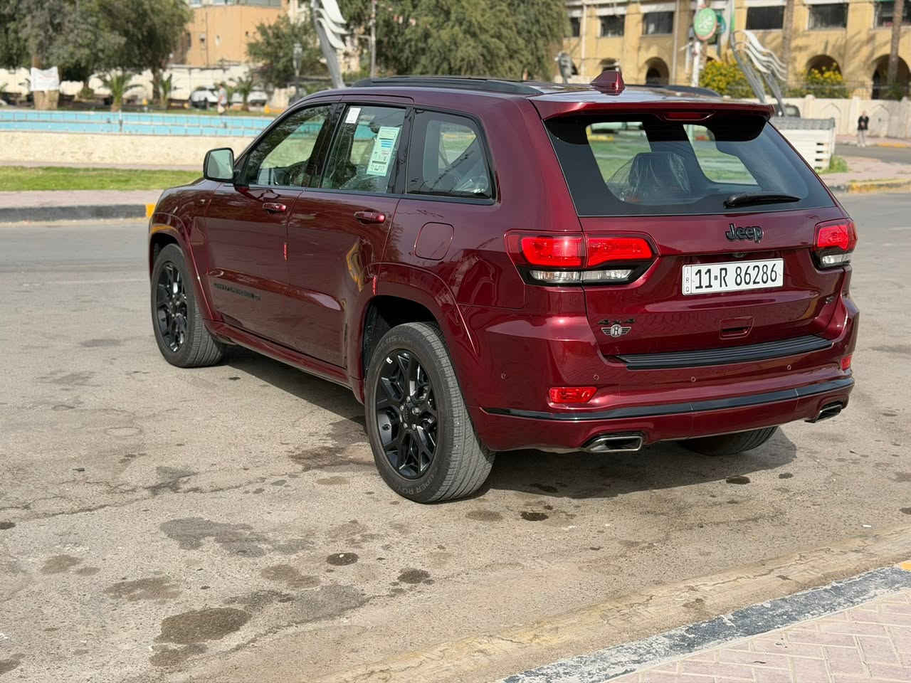 جيب كراند شيروكي لمتد S رادار .
وكالت هارلم
رقم بغداد بسمي هزه وسنويه جديده
الموديل : 2022 . (خليجي) . 
المحرك : V6.  3.6L .
العداد : ml27
السياره مكفوله 
كير محرك كله كفاله سياره مناقصه اي شي كله ادامه جديده
وسونار موجود  شراي يتفضل خاص ادزله سونار
رقم بغداد باسمي الدولي الجديد
* المواصفات :
 * رادار مع مانع تصادم امامي . 
* تحذير الخروج عن المسار . 
* نقطة عمياء .
* دفع رباعي 4x4 . 
* فرش المقاعد من الجلد . 
* المقاعد الأمامية كهربائية .
* ذاكرة لحفظ وضعيات الجلوس . 
* المقاعد الأمامية مع تدفئة . 
* صف المقاعد الخلفية مع تدفئة . 
* ويل قياس 20 انج اسود لماع .
* مقود السائق كهربائي . 
* تدفئة ستيرن . 
* سقف بانوراما .
* شاشه 8.4 انج .
* نظام الملاحة (GPS) . 
* نظام خاص للطرق الوعرة . 
* مصابيح امامية زنون . 
* المصابيح الأمامية مع LED لايت . 
* كشافات الضباب زنون . 
* تشغيل عن بعد .
* صندوق كهربائي .
*  حساسات أمامية . 
*  حساسات خلفية .
* كاميرا خلفية .
* بخاخ ماء لتنظيف المصابيح الامامية .
* مرايا بخاصية التعتيم الذاتي . 
* مرايا جانبية قابلة للطي 
* نظام تشغيل واطفاء اوتماتيكي للمحرك للتوفير من صرف الوقود .
* نظام بريك اوتماتيكي .
مكاني بغداد الاعظميه
رقم تليفون:***********
السعر 35500 الف دولار يعني 355 ورقه
