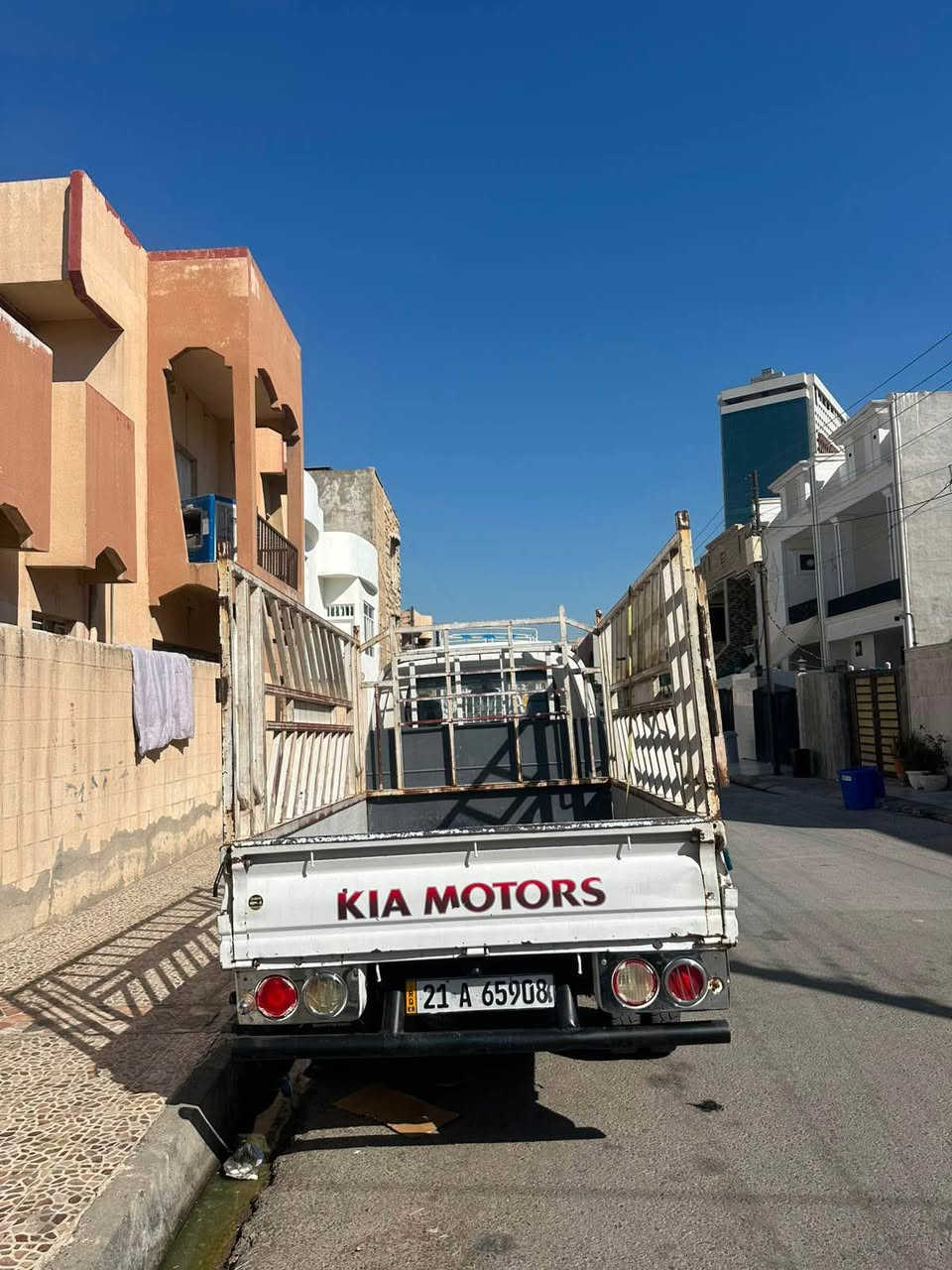 Kia bongo 3000 
2010
کیا بار مەکینە ٣٠٠٠ 
گێر و مەکینە بەشەرت 
تەنهە یەک بست سبوخە 
مەکینە بێ بوخار 
سەنەوی و رەقەم نوێیە بەناوی خۆمە
*********** أربيل, العراق
