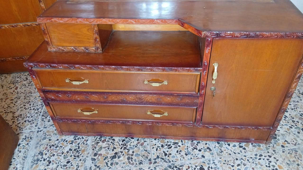 السلام عليكم غرفه أخشاب درجه اولى للبيع نضيفه استخدم شهر واحد فقط للاستفسار *********** اتصال او واتساب
