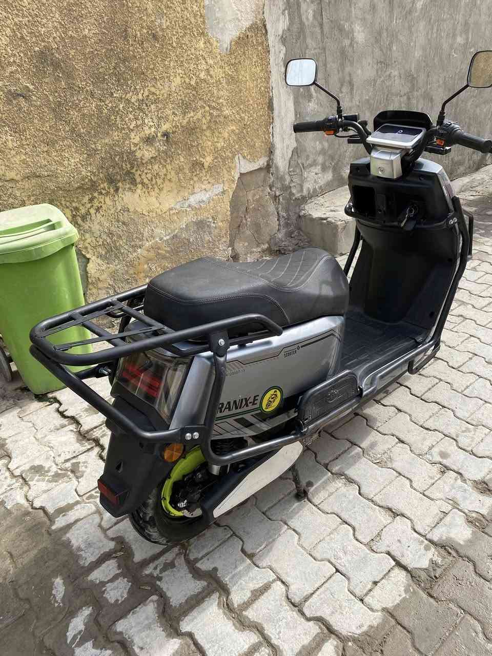 السلام عليكم
دراجه شحن للبيع 
النوع ماتركس مدرعه 
المواصفات …
6بطاريات  3 سرعه
السرعه 100 
بصمه + دبل سويج 
نظام P  امان الدراجه
نظام R للرجوع للخلف
جوزه قطع ناريه بلكامل 
شاشه دجتال  
الشحنه الكامله تمشيك 50 كيلو
وبعد مواصفات الشحن المعروفه
دراجه خير من الله ونظيفه 
السعر 700 الف 
العنوان الحريه او ساحه عدن 
رقم الهاتف …
***********
