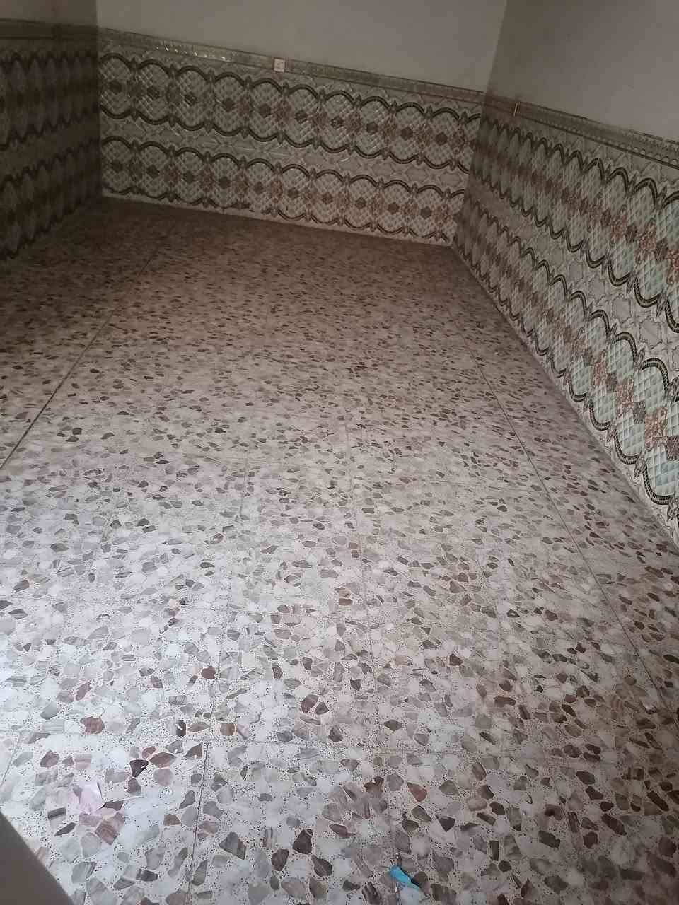 بيت للبيع ١٣٢ متر طابو صرف حر قرب جامع ام البنين غرفتين ومطبخ وصاله وبراني وساحه ***********
