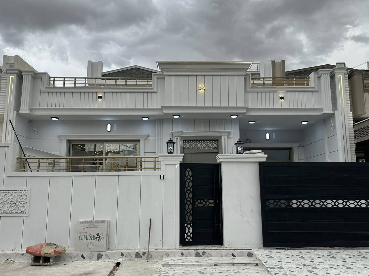 دارلبيع ٢٠٠مترفول مواصفات سقف مغربي فول كاشي كركوك دروازة على طريق سليمانيه فرع أسواق كوباني خلف بيت محافظ البيت بيه غرفتين نوم استقبال مطبخ صحيات كراجي مطبخ حار هول درج داخلي بيتونه غرفه فول خدمات قريب على مدرسة جامع البيت جديد نضيف فول مواصفات ***********
