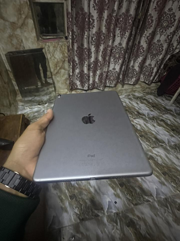 ايباد ابرو الجيل العاشر نضيف كلشي مامبدل بي شاشه 3 خيارت بطاريه 81 ذاكزه64 بصمه شغاله جهاز نضيف حجم كبيرملحقاته شاحنه وكيبل سعر 250 اوبي مجال بسيط ***********
