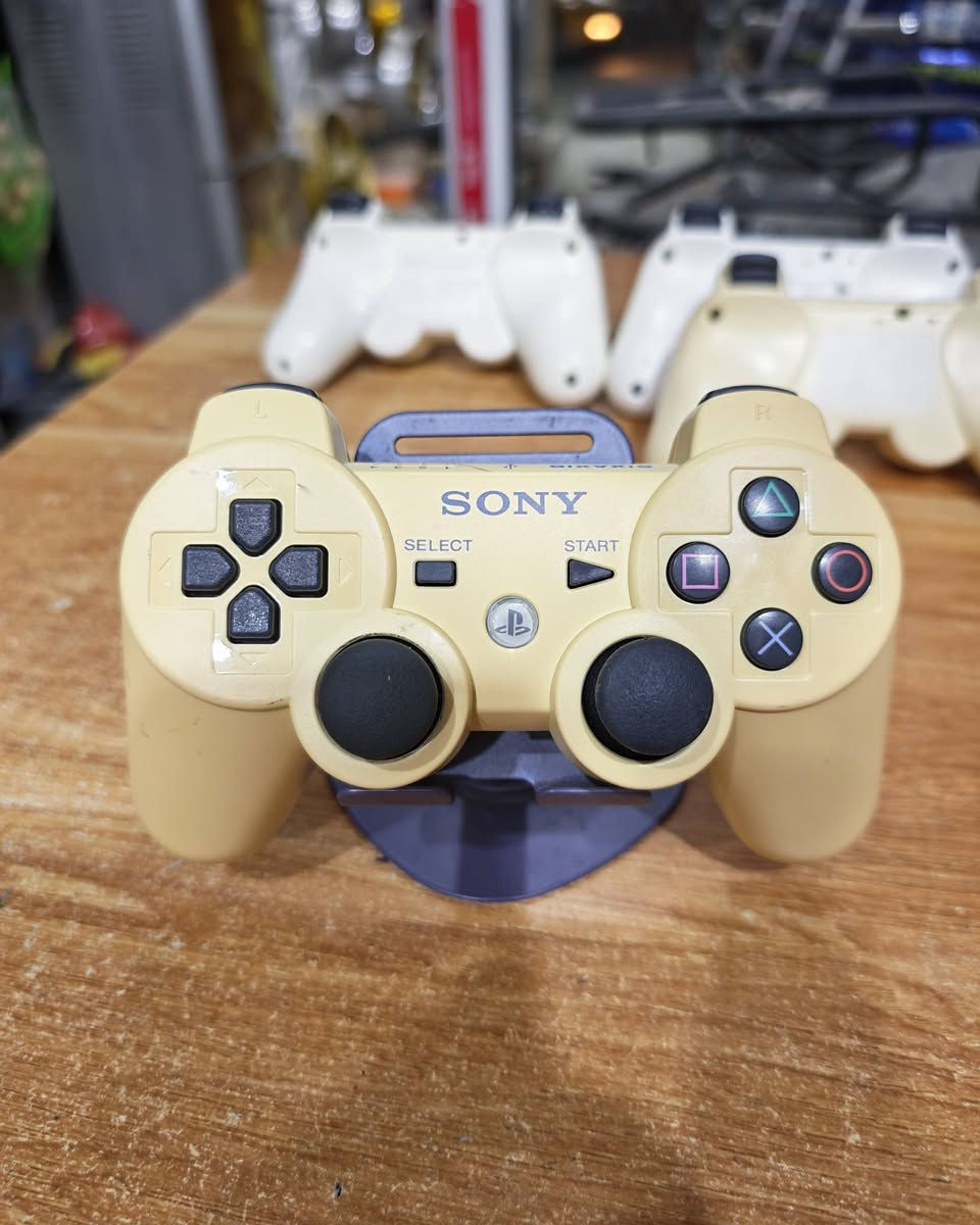 السلام عليكم جوستكات play station 3 اصليات باله شرط الفحص يدات جدد مكفولات من عطل والتصليح الوان مميزه سعر اليده 25 الف مكاني بغداد زعفرانيه ويوجد توصيل كافه المحافضات ***********
