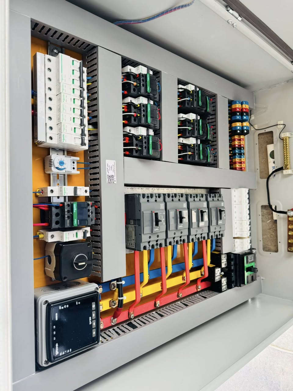 بورد A 262

بورد MDB يتكون من :-
- مصادر لوحات توزيع عدد 4 .
- فوتو سيل للاناره الخارجيه.
- كونترول تحكم عن بعد لمجموعه معينه من الاجهزه.
- حمايه من زياده الحمل .
- مصدر مستمر.

📞 وتساب
***********📲
