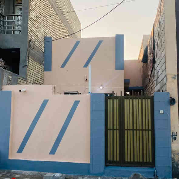 الدار للإيجار 
حي الجمعية خلف شارع الوائلي مباشرة 
المساحة 100 متر (استقبال - غرفة - مطبخ - صالة - حمامات داخلية وخارجية )
قيمة الاجار 400 الف دينار كل شهر والدفع كل ثلاثة اشهر السعر نهائي
للاستفسار الاتصال على الرقم ***********
