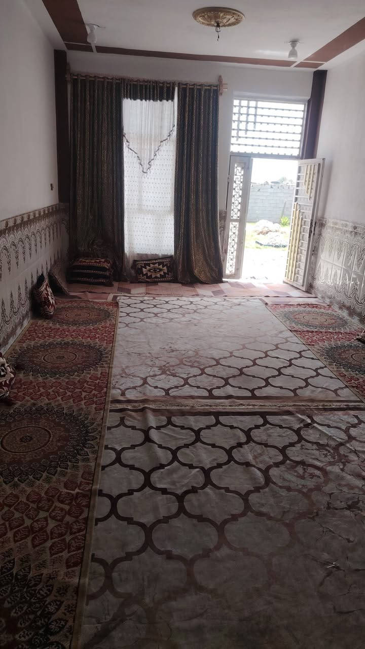 السلام عليكم يوجد لدي دونم مع بيتين للبيع بناء طابوق حديث درجه أولى ويتوفر كافه الخدمات ويوجد مدارس ابتدائية ومتوسطة وثانويه العنوان واسط صويره قرب سيطره للج الرءيسيه تبعد عن الشارع العام اربع ميت متره والاستفسار التواصل على هذا الرقم ***********
