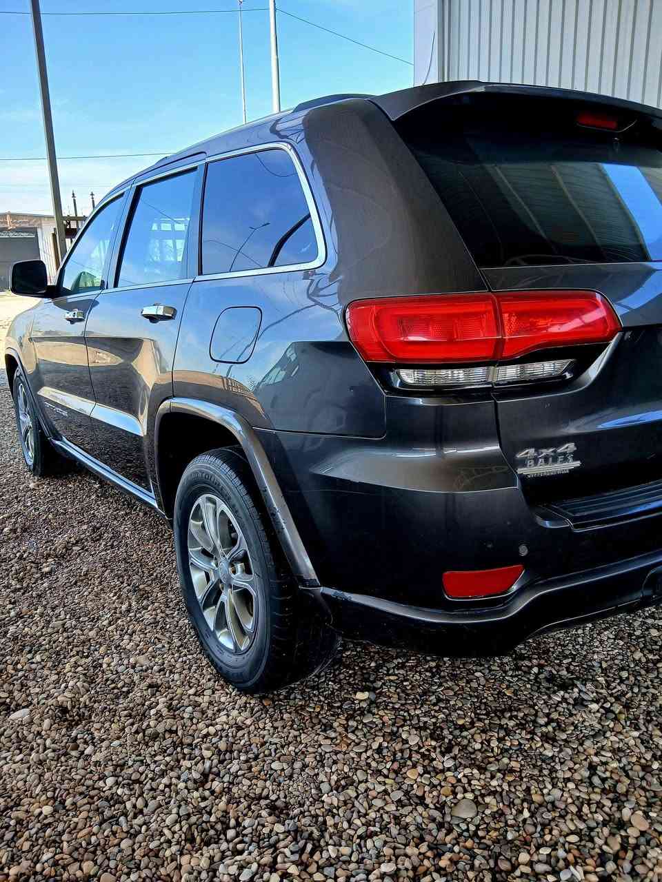 السلام عليكم جيب لاريدو امريكي 2015 لمتد فول حدثه جملغ. الايسر والبنيد بدون. دواخل 
 
المواصفات
-محرك 3600 V6
-كير 8 نمر  
- 4x4 فور ويل
- فتحة سقف
- بصمة
-شفتات ستيرن

- شاشة اعطال
-كشنات تدفئ امامي
-كشنات كهرباء الامام
- 
-تبريد خلفي
-منافذ كهرباء
-كشنات جلد اسود 
-حساسات خلفية مع كامرة دواره
-صندوق كهرباء
-تشغيل عن بعد
-رقم بغداد ثاني يوم تحويل 
-  
-سعرها١٧٠ وبيها مجال 
مكان بابل
للتواصل : *********** 
اخوان السياره جاهزه ومثل ما موجود بالصوره الشراي يتصل
وتدلل
