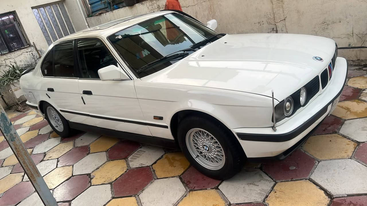 السلام عليكم موديل 92 محرك مسكر 525 السياره على ايدي كلها غرفة كامله شادلها دشبول تنته بطاين تكم ارضيه كشنات كله جديد وتاير اصلي ويل اصلي شاشه كامره 
صدر امامي خلفي جديد سنتر لوك دعاميات m منظومه التبريد كامله نقص الفريز فقط مكاني بغداد *********** بيع او مراوس
