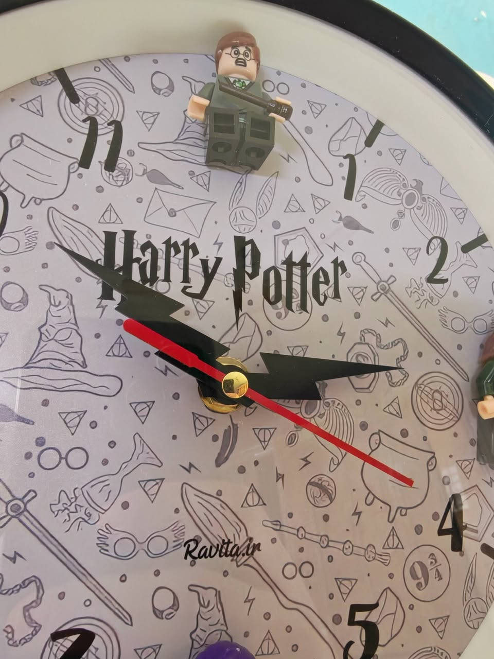 ساعة حائط Harry Potter & Lego -  (Handmade)   صنع يدوي
ساعة صنع يدوي مميزة بالتصميم تجمع ما بين الليغو و شخصيات مختلفة من هاري بوتر (مثل هاري، هيرميون، سيدريك) مع تصاميم و نقشات هاري بوتر داخل إطار الساعة كما هو موضح بالصور و ذو قطر ٢٠ سم
ذو عقارب مميزة  ملائمة لعالم السلسلة في الأفلام
تعمل على البطاريات، يمكن وضعها كساعة جدارية و أيضا كساعة مكتبية لوجود ستاند خاص للوضعية المكتبة كما هو في الصور

حالة المنتج :جديد غير مستخدم
 استيراد خاص من خارج العراق
سعر المنتج ب ٢٧ الف
المكان : بغداد حي الإعلام 
 توصيل ب٥ آلاف لجميع محافظات العراق 🙏🙏


**إذا كنت صاحب هذا الإعلان وتريد حذفه لأي سبب، رجاءا أرسل رسالة إلى الدعم الفني**