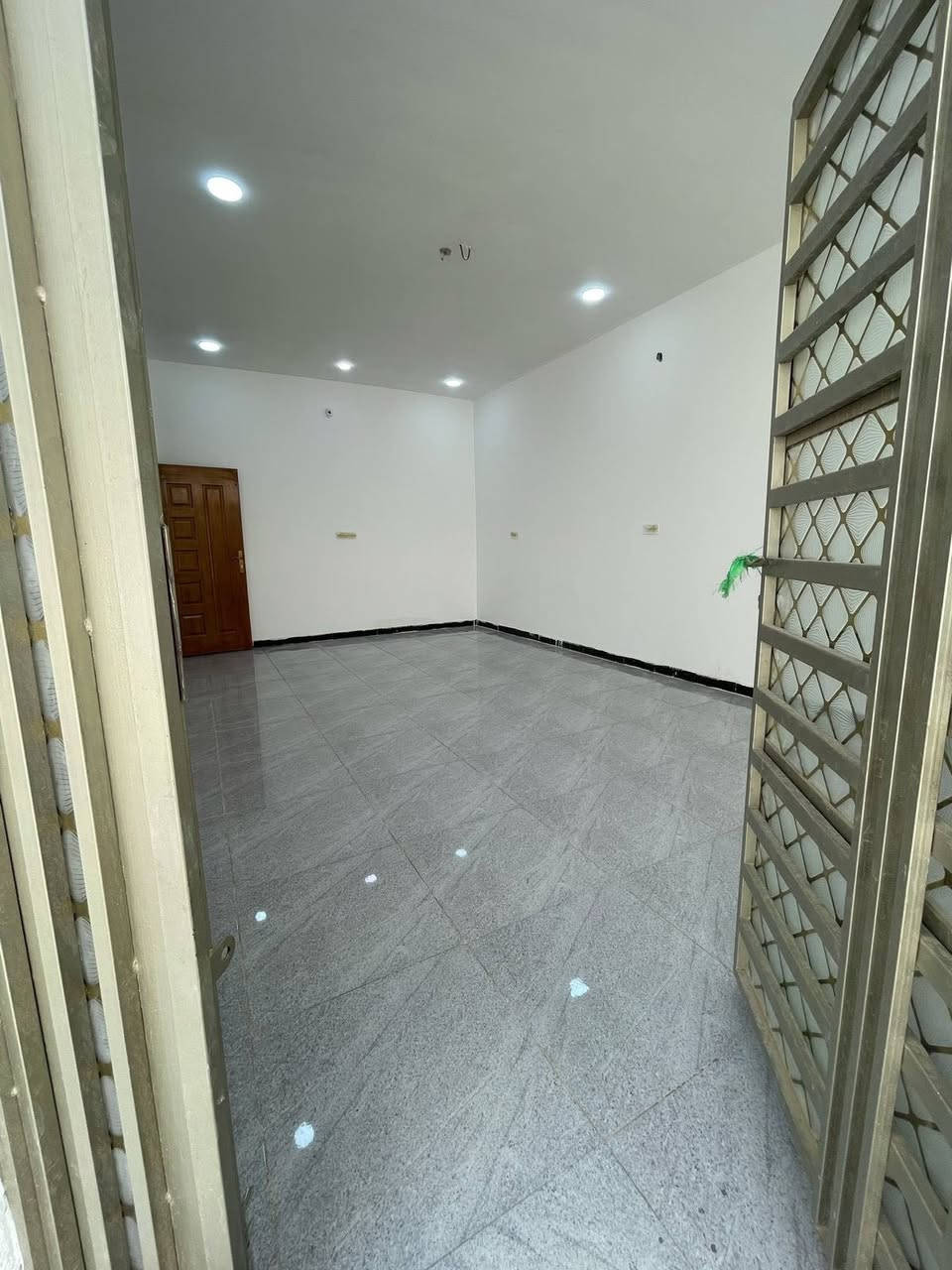 بسم الله الرحمٰن الرحيم 🤍

🏡 بيت للبيع (٢٠٠ متر) بسعر مُناسب 
 المساحة: 200 متر مربع.
 جنس الارض : زراعي .
 التفاصيل: غرفتين نوم + صالة + مطبخ+ استقبال  + منور + خدمات صحية كاملة .
 الحالة : البيت كامل وجاهز للسكن (ينقصه البيتونة فقط).
 السعر: 85 مليون دينار 
 الموقع 📍 : [ حي الخضراء ]
📞 للتواصل والاستفسار اكثر :
  [ *********** ]
متوفر (اتصال او واتساب )
