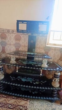 ميز • نضيف • قابل تفاوض