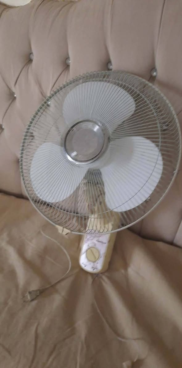 مراوح جداريه نضيفة جدا ضمان السعر الواحده 15 الف قفل كربلاء طويريج ***********
