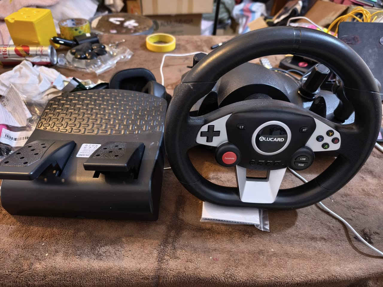 هذا المنتج هو عجلة قيادة للسباقات من شركة Alucard (طراز NS-9887). 
دوران 270 درجة: توفر زاوية دوران تصل إلى 270 درجة لتجربة قيادة واقعية.
التوافق: تعمل مع منصات متعددة بما في ذلك PC، PS4، PS3، Xbox One، Xbox 360، و Android.
التصميم: تحتوي على عجلة قيادة، ودواسات، ومغير تروس (قير).
الميزات: تتميز باهتزاز مزدوج (Dual Vibration) وأزرار قابلة للبرمجة.سعرة ٥٠ الف


**إذا كنت صاحب هذا الإعلان وتريد حذفه لأي سبب، رجاءا أرسل رسالة إلى الدعم الفني**