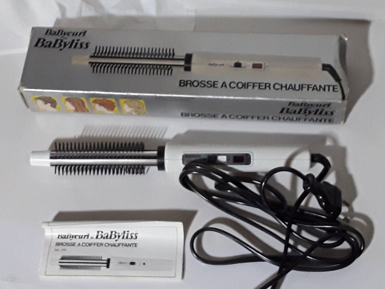 فرشاة شعر حرارية من ماركة Babyliss. [1, 2]

للمهتم فرشاه تستخدم هذه الفرشاة لتصفيف وتمليس الشعر، وتتميز بوجود إعدادين لدرجة الحرارة.

تشير التعليمات والعبوات الموجودة في الصورة إلى أنها نموذج كلاسيكي، وقد يختلف عن الموديلات الدوارة الأحدث.

تساعد هذه الأداة في توزيع الحرارة بالتساوي لتصفيف الشعر وتقليل الهيشان لعرض سعر مناسب فوق 200


**إذا كنت صاحب هذا الإعلان وتريد حذفه لأي سبب، رجاءا أرسل رسالة إلى الدعم الفني**