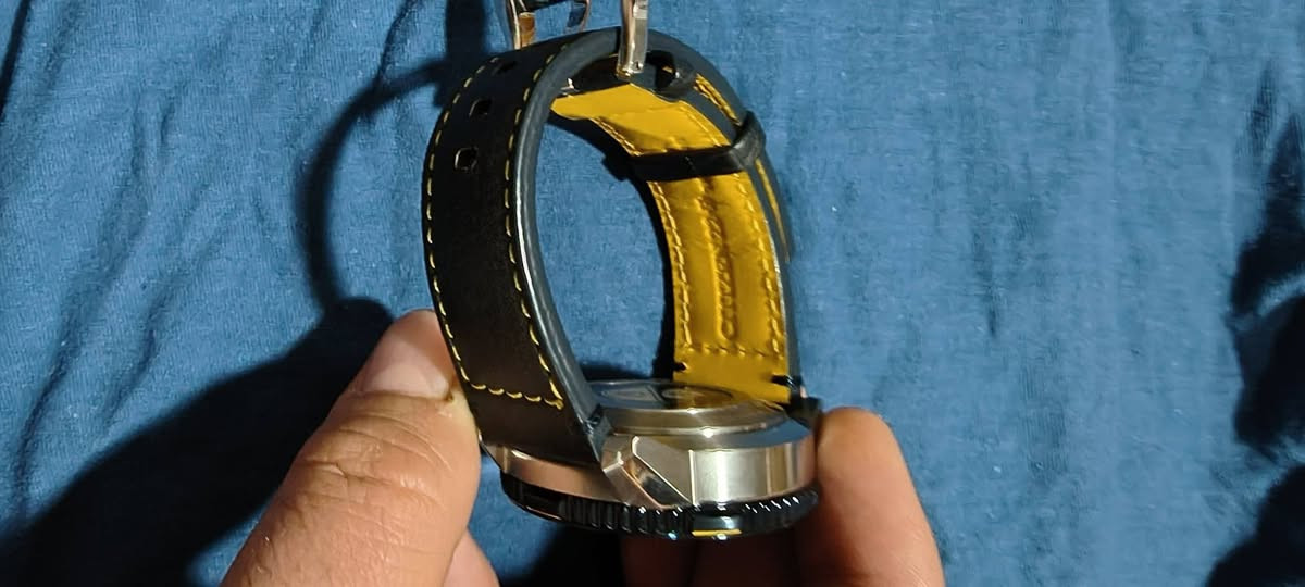 للبيع ساعة ستزن بلو انجل
ستزن موديل U 680 .جديد غير مستخدم .
السعر 500 دولار
المواصفات
ساعة سيتيزن بروماستر بلو أنجل U680 هي واحدة من أشهر ساعات الطيران الاحترافية من سيتيزن، وتتميز بأنها تعمل بتقنية Eco‑Drive التي تعتمد على الطاقة الضوئية ولا تحتاج إلى بطارية تقليدية. الحركة الداخلية هي U680، وهي حركة متقدمة تدعم استقبال إشارات الاقمار الراديوية لضبط الوقت تلقائياً بدقة عالية في عدة مناطق حول العالم.
التفاصيل الكاملة للمواصفات:
تعمل بالطاقة الشمسية عبر تقنية Eco‑Drive مع احتياطي طاقة طويل الأمد.
مزودة بنظام Atomic Timekeeping لاستقبال إشارات الراديو وضبط الوقت تلقائياً في الولايات المتحدة، أوروبا، اليابان، والصين٫ والشرق الاوسط .
تدعم التوقيت العالمي لـ 43 مدينة بالإضافة إلى توقيت UTC.
تحتوي على كرونوغراف بدقة 1/100 ثانية يمكنه القياس حتى 24 ساعة.
مزودة بمؤقت عد تنازلي وتقويم دائم لا يحتاج إلى تعديل حتى نهاية القرن.
تعرض الوقت عبر مزيج من العقارب التقليدية مع شاشات رقمية مزدوجة لزيادة وضوح المعلومات.
مؤشر احتياطي الطاقة يظهر على المينا لمتابعة حالة الشحن.
مقاومة للماء حتى 200 متر، مما يجعلها مناسبة للسباحة والغوص .
الهيكل مصنوع من الفولاذ المقاوم للصدأ مع زجاج سافاير كريستال مقاوم للخدش.
الحزام متوفر إما من الفولاذ المقاوم للصدأ او الجلد .
تصميم خاص مستوحى من فريق الاستعراض الجوي الأمريكي Blue Angels، بألوان الأزرق والأصفر مع شعار الفريق محفور على خلفية الساعة.


**إذا كنت صاحب هذا الإعلان وتريد حذفه لأي سبب، رجاءا أرسل رسالة إلى الدعم الفني**