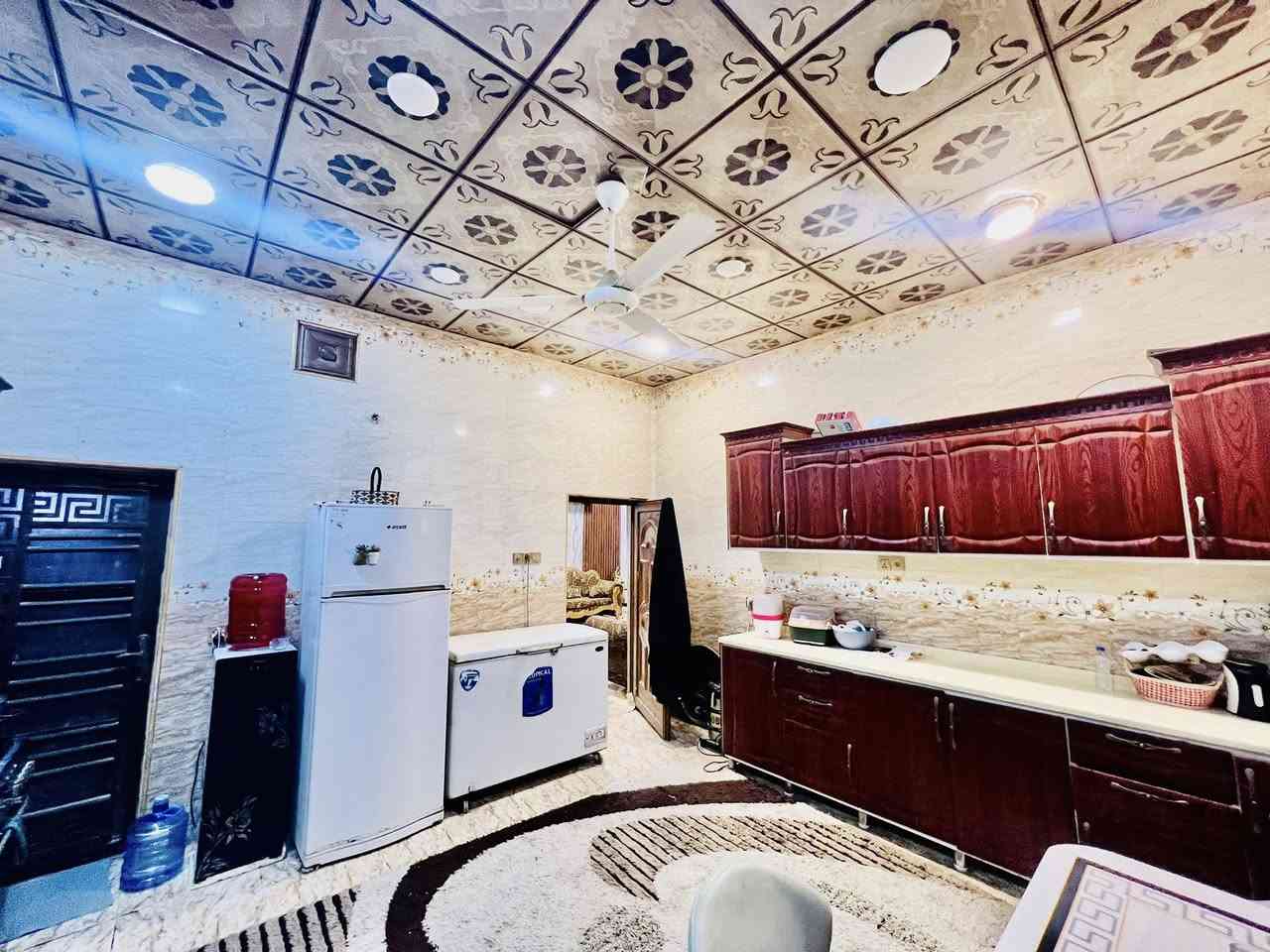 شركة المعمار للوساطة العقارية
للبيع بيت جديد في ملحق قرية الغدير، شارع 7
مساحة البيت: 200 متر مربع
المواصفات:

بناء طابوق، أساس وسقف صب  مركزي 6 غرف نوم مع 6 سويتات 
صالتين.
مطبخ.
صالة استقبال.
دورات مياه.
منور.
شارع 12 متر مع تبليط.
البيت مفروش بالكامل (بلاط، دهان، مواسير، كهرباء... الخ)
تسليم فوري.
موقع مميز.

السعر:مناسب جداً (يرجى الاتصال للاستفسار عن السعر)
للتواصل:*********** (واتساب)
ملاحظة:تتوفر لدينا مساحات مختلفة من البيوت، القطع، والأراضي بجميع الخدمات.  عنوان مكتبنا: ملحق قرية الغدير، شارع 7.
