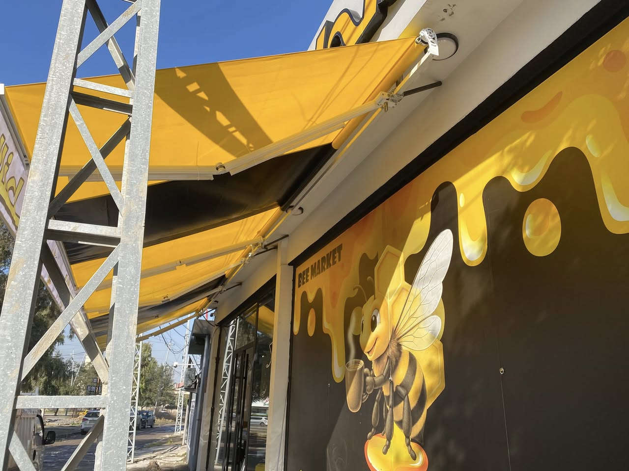 مظلات متحركه
للمحلات والحداىق
تركي المنشاء 
درجه أولى 
ضمان ٣ سنوات. 
***********
 *********** واتساب
