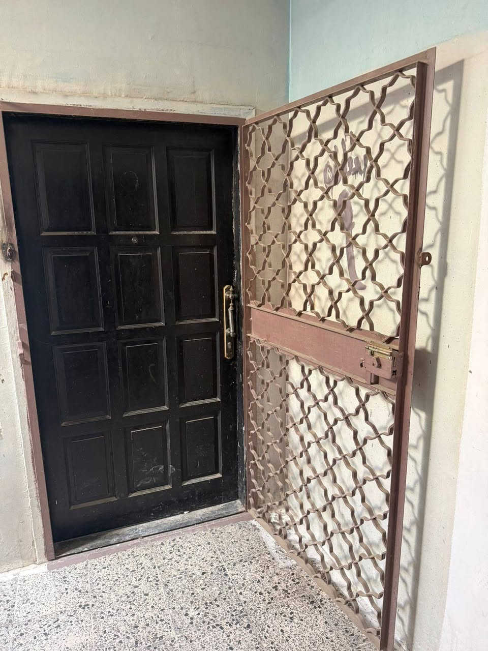 شقه للبيع ملك طابو صرف طابق ٢ صاله + ٢ غرف نوم + مطبخ + حمام + تواليت + بلكونه فارغه جاهزه لسكن العنوان مجمع ٦ خلف العاب السيديه اي ستفسار على الرقمين *********** او *********** مكتب عقار
