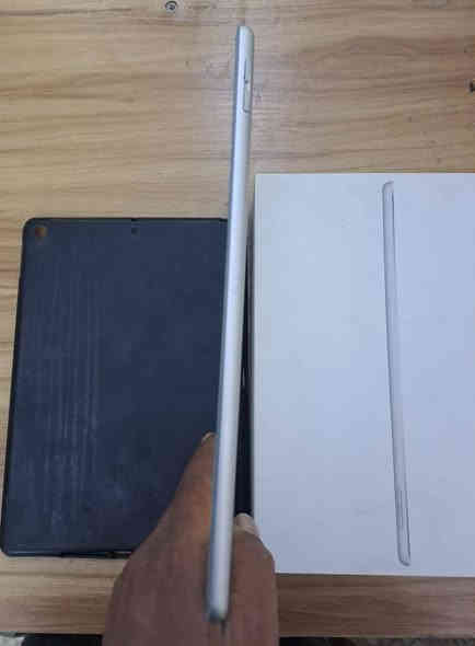 سلام عليكم ايبات ابل 8 جهاز نضيف مكفول من اشخط كامل هوه وكارتونته وكله شغال جهاز مال بيت ونضيف كلش ويا حافضه وكارتونته وكامل تجي تفحصه يلله تاخذه مكاني بغداد البلديات رايده ب200وبي مجال لشراي  عندي توصيل للمناطق القريبه حسب التفاق لتواصل واتساب او اتصال ***********
