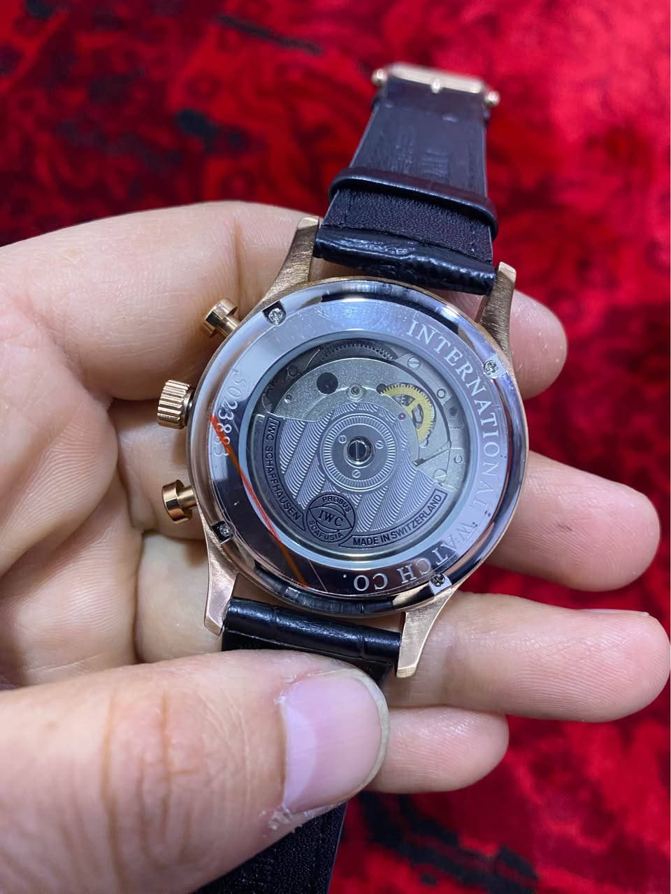 مارکە: IWC Schaffhausen.
• جۆر: ئۆتۆماتیک (بە جوڵەی دەست کار دەکات).
• ڕەنگ: فەریم لۆنی ئاڵتونی (Rose Gold) و قایشی ڕەشی جەلد.
• حاڵەت: زۆر خاوێنە و وەک لە وێنەکان دیارە مەکینەی دیارە.
• تێبینی دەربارەی کارکردن:
• سەعاتەکە خۆی زۆر بە جوانی ئیش دەکات و کاتی ڕێکە.
• بازنەی سەرەوەی کڕۆنۆگراف ئیش دەکات.
• تێبینی: بازنەی خوارەوە تەنها بۆ جوانییە و ناجوڵێت (ئەمە لە زۆربەی مۆدێلە کۆپییەکان وایە). بشدار, السليمانية


**إذا كنت صاحب هذا الإعلان وتريد حذفه لأي سبب، رجاءا أرسل رسالة إلى الدعم الفني**