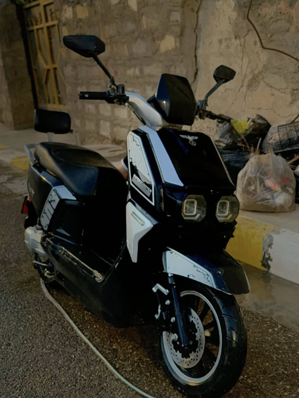 السلام عليكم
موطور شحن للبيع موديل 2025 

6 بطاريات كلهن يقرن 10 ونص 

اشاير لايت عالي ناصي 
3سرع معدل 90 حقيقي 

السعر 700 وبي مجال 

***********
