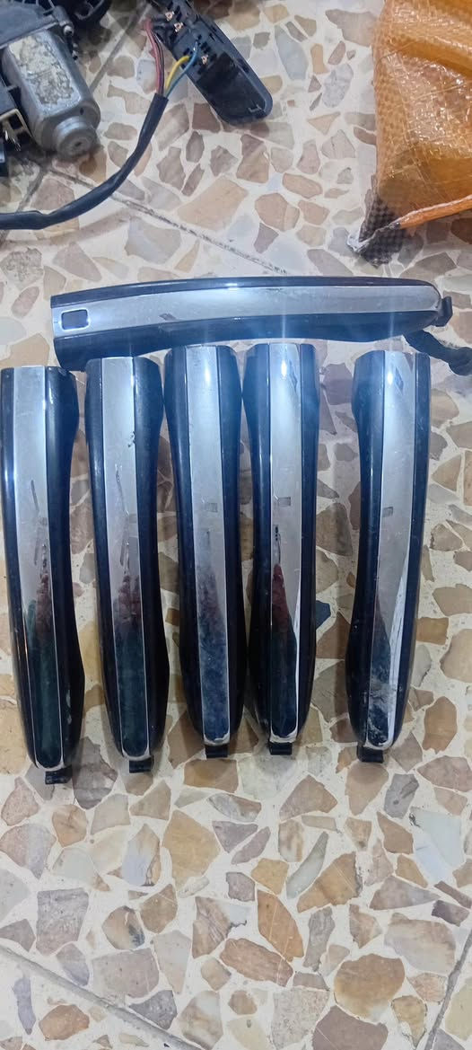 السلام عليكم شباب يدات ازيرة من موديل ١٠ واقل  دكمة جنطة ازيرة من موديل ١٢ وفوق  مع تحكم كشن ***********
