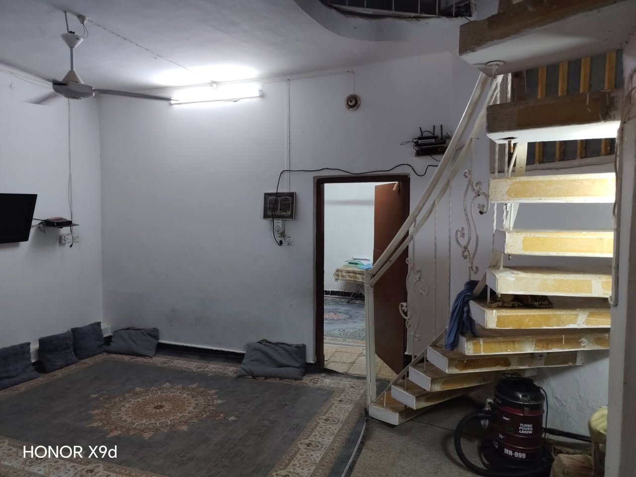 السلام عليكم البيت للبيع ام الخيل الثانيه بشارع المسبح الولمبي قرب الداره كهرباء البيت مساحه 95 طابوصرف والواقع الحال 118 البيت طابقين كونكريت مسلح مكلف بالنشر ***********
