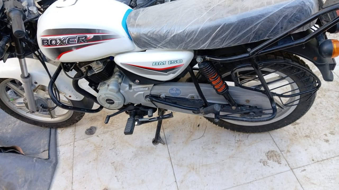 السلام عليكم 
دراجه بوكسر موديل21 اوراق ستنساخ كاملات دراجه تخبل مكينه بلاديه مامفتوحه
دراجه انضف من الصوره كله شغال ليت اشاير بك لايت مال منتسب دوام 10وبيت 10يعني مامتعوبه اشتره سياره ويريد يبيعهه سعرهه مليون و50 وبيهه مجال 
***********
