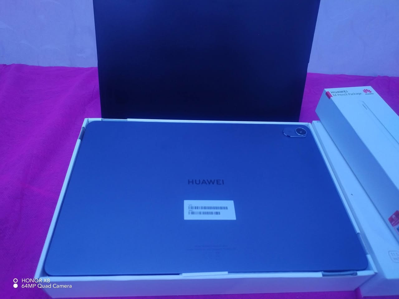 السلام عليكم
Huawei MatePad 11.5" PaperMatte Edition 
​متاح تابلت هواوي ميت باد النسخة المميزة PaperMatte، الجهاز استخدام قليل جداً جداً (شبه جديد) تماماً، بدون أي خدش 
​✅ المواصفات 
​الشاشة: 11.5 إنش بتقنية PaperMatte (مريحة جداً للعين، تمنع الانعكاس، وتعطيك ملمس الورق الحقيقي عند الكتابة أو الرسم)

​المعالج: أداء قوي وسلس جداً في الألعاب والدراسة والمهام المتعددة.
​
​الملحقات:
القلم  Huawei M-Pencil (الجيل الثالث) يدعم تقنية NearLink لسرعة استجابة فائقة ودقة عالية.
الكرتون كامل مع كافة ملحقاته الأصلية + كفر حماية أصلي (الموضح بالصورة).
​💡 
​النظافة 100% داخلياً وخارجياً.
​البطارية: بحالة ممتازة جداً.
​📍 بغداد التاجي 
💰 السعر المطلوب [325000] 
📞 [***********]
