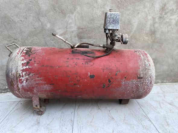 السلام عليكم 
بطل كمبريسر اعتقد ٥٠ لتر او اكثر بس نقص قاعة 
٣٥ الف عل تم 
للاستفسار خاص او واتساب ***********
متوفر توصيل لجميع محافظات العراق
