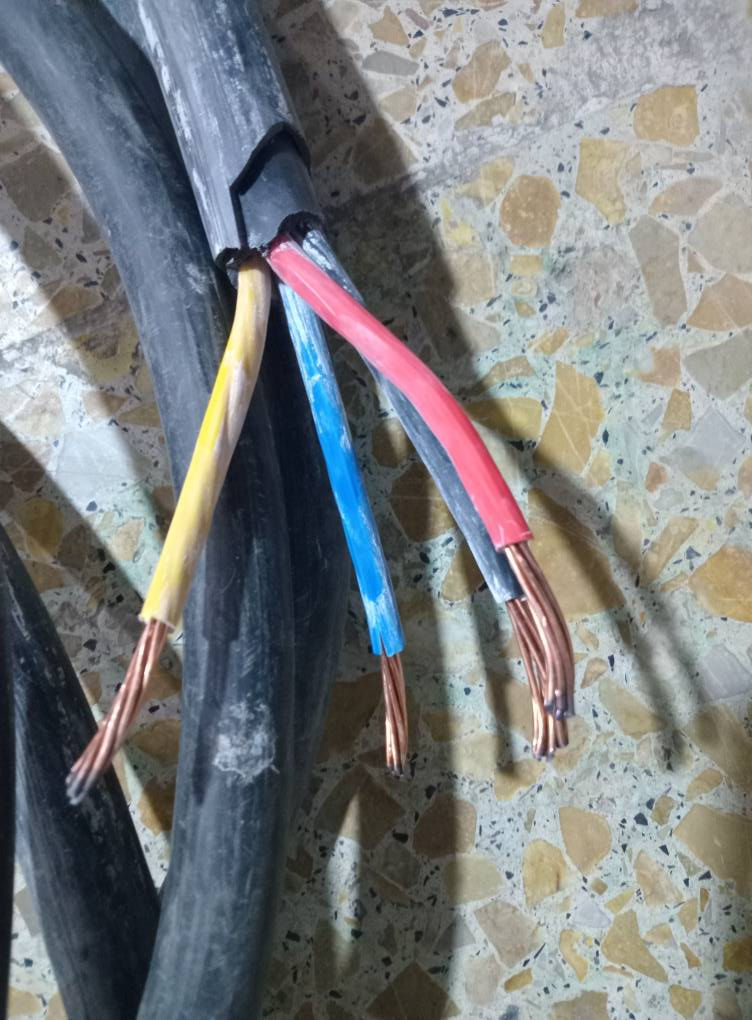 كيبل للبيع  4×16 طول 12متر تقريبا ((( بيه جوين )))سعر المتر  نهايته  8   الألف العنوان بغداد  البلديات  الاتصال  ***********
