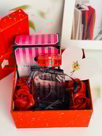 بوكس هدايا • عطر مسك • ورود حمراء