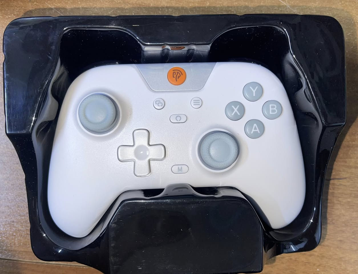 جوستك EasySMX X05 Wireless Controller يستخدم للألعاب، ويشتغل على أكثر من جهاز:
• 💻 الكمبيوتر (PC)
 • 📱 الموبايل (Android / iPhone)
 • 🎮 نينتندو سويتش (Switch)

يشتغل:
 • وايرلس (بلوتوث أو قطعة USB)
 • أو سلك (USB)

وفيه مميزات مثل:
 • اهتزاز (Vibration)
 • أضوية RGB
 • بطارية قابلة للشحن 🔋


**إذا كنت صاحب هذا الإعلان وتريد حذفه لأي سبب، رجاءا أرسل رسالة إلى الدعم الفني**