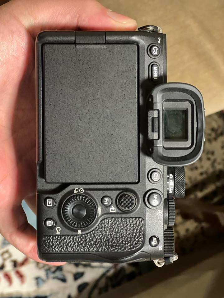 كاميرا sony a 7I V مع باكيت وحزام وبطارية ، نظيفه جدآ  السعر  (2مليون و 250) وبيها مجال بسيط جدا  .. للتواصل***********
